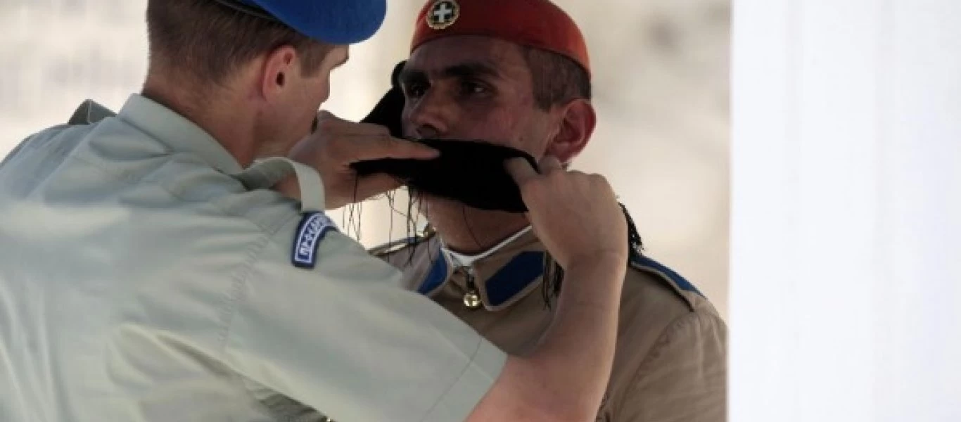 Στο καθήκον: Η εικόνα του εύζωνα μέσα στον καύσωνα που κάνει τον γύρο του διαδικτύου (φώτο)